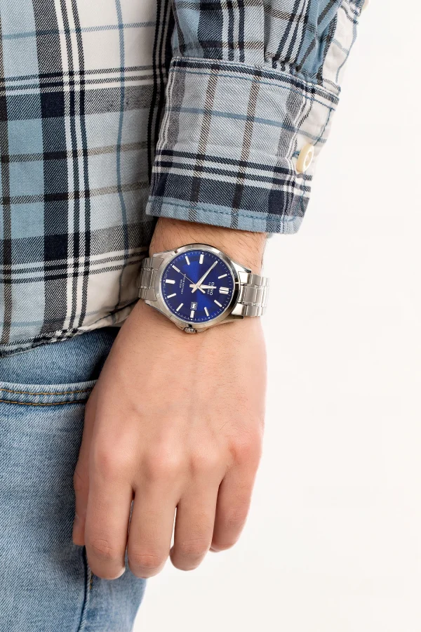 casio MTS-100D-2AVDF on hand